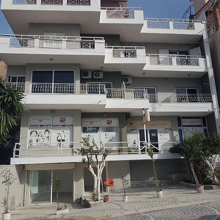 Olivias Apartments City Center Sarande Bagian luar foto